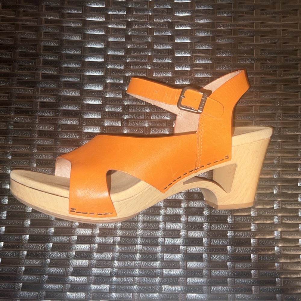 Super comfortable mid heel wedge size 39 with arch support well-made by Dansko.